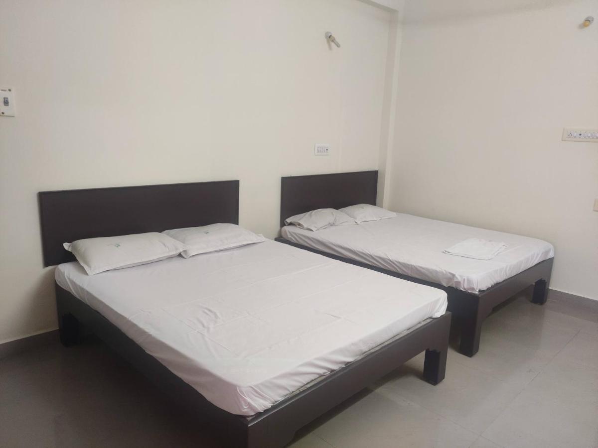 Subasree Cottage Tirunallar Exterior foto
